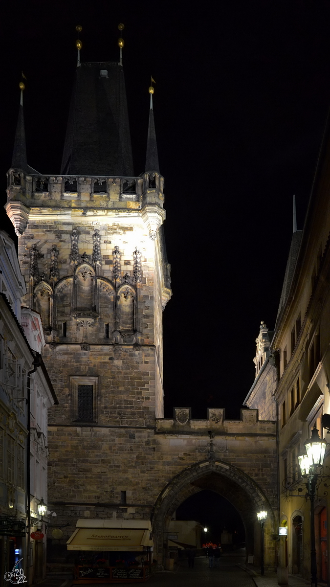 Der 1464 im gotischen Stil erbaute Kleinseitner Brckenturm befindet sich am westlichen Ende der Karlsbrcke. (Prag, September 2012)
