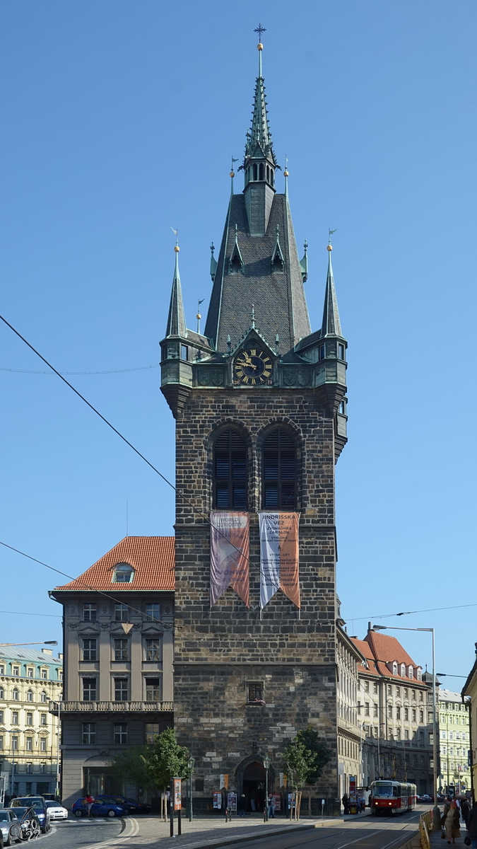 Der von 1472 bis 1475 im sptgotischen Stil erbaute Heinrichsturm ist der grte freistehende Prager Glockenturm. (September 2012)