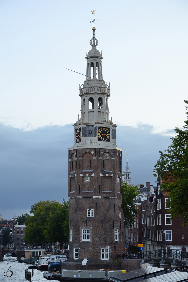 Der 1516 errichtete Montelbaanstoren ist ein historischer Turm in Amsterdam.