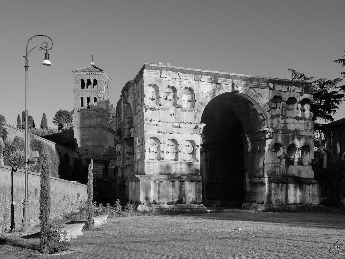 Der der 16 Meter hohe Janusbogen (Arco di Giano) ist vermutliche eine berdachte Straenkreuzung des antiken Roms, im Hintergrund der Turm der um 685 gebauten Kirche San Giorgio in Velabro.  (Dezember 2015)