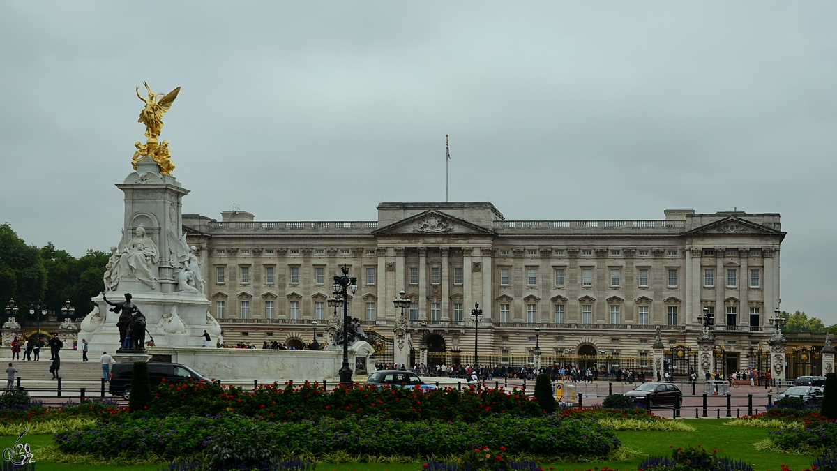 Der von 1703 bis 1705 gebaute Buckingham Palast ist die offizielle Residenz des britischen Monarchen in London. (September 2013)