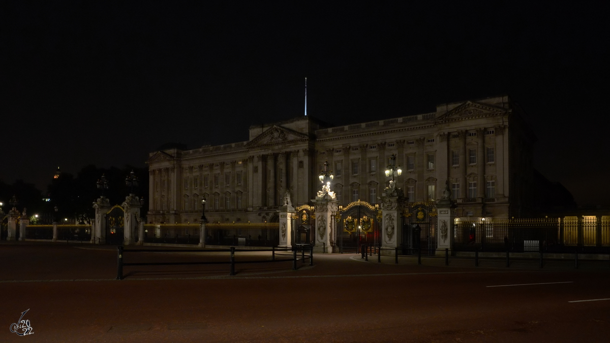 Der von 1703 bis 1705 gebaute Buckingham Palast ist die offizielle Residenz des britischen Monarchen in London. (September 2013)