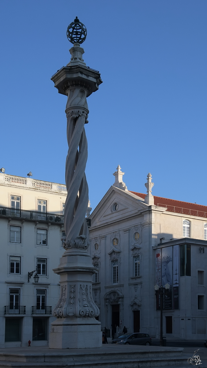 Der 1755 nach einem Erdbeben wieder errichtete Pranger auf dem Rathausplatz (Praa do Municpio) von Lissabon. (Januar 2017)