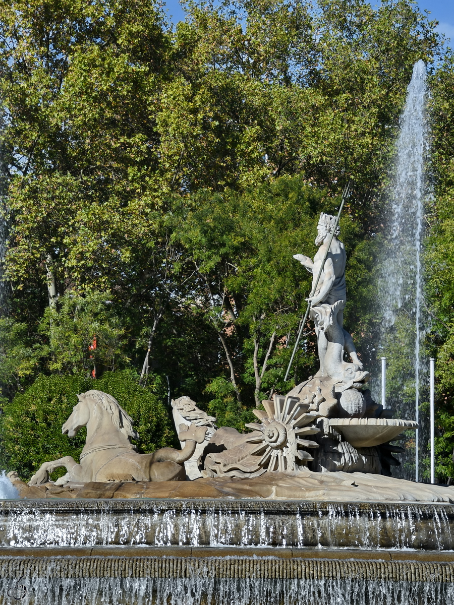 Der von 1780 bis 1784 im Stil des Neoklassizismus Neptunbrunnen (Fuente de Neptuno) befindet sich auf dem Plaza Cnovas del Castillo im Zentrum der spanischen Hauptstadt. (Madrid, November 2022)