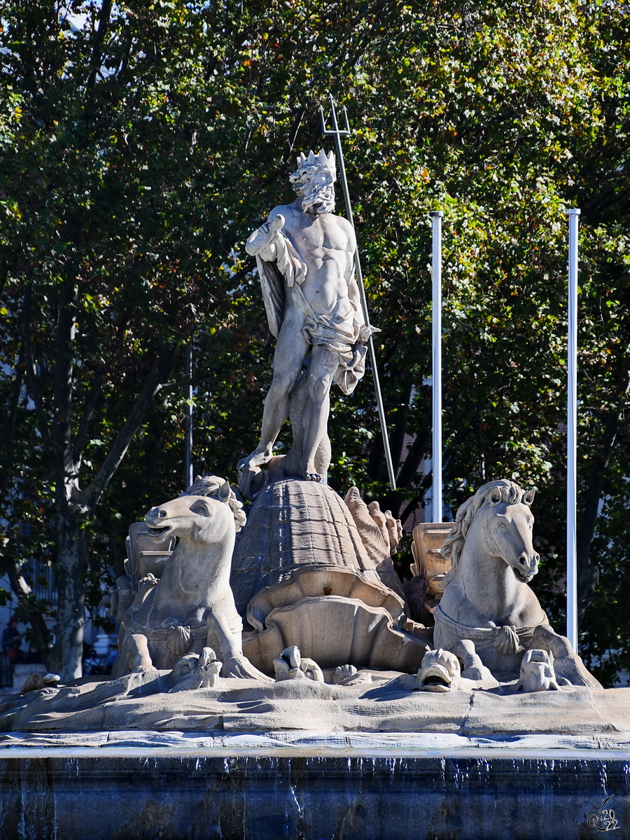 Der von 1780 bis 1784 im Stil des Neoklassizismus Neptunbrunnen (Fuente de Neptuno) befindet sich auf dem Plaza Cnovas del Castillo im Zentrum der spanischen Hauptstadt. (Madrid, November 2022)