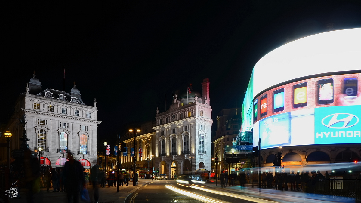 Der 1819 fertiggestellte Piccadilly Circus befindet sich im Londoner West End. (September 2013)