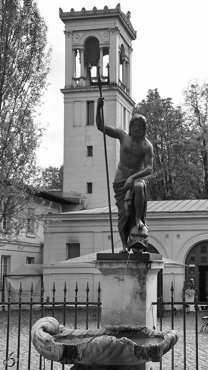 Der 1838 entstandene Neptunbrunnen mit Marmormuschel im Park Klein-Glienicke. (Berlin, April 2018)