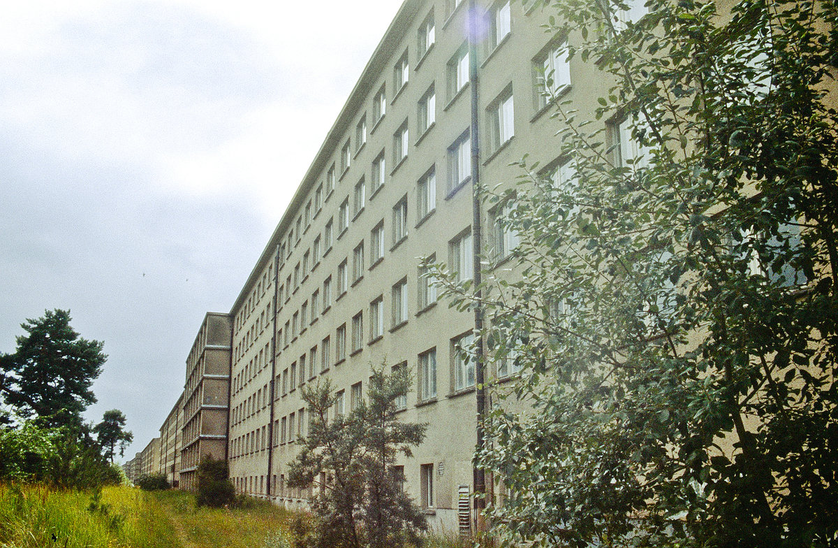 Der Koloss von Prosa im Antlitz der ehemaligen NVA-Kaserne von der Meerseite. Bild vom Dia. Aufnahme: August 2001.