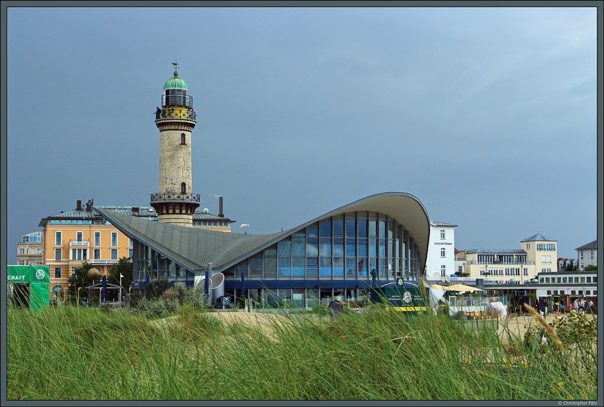 Der 1898 errichtete Leuchturm bildet zusammen mit dem  Teepott  aus dem Jahr 1967 das Wahrzeichen der Stadt Warnemnde. (20.08.2017)