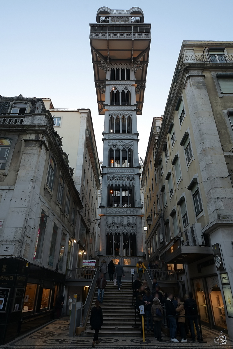 Der 1902 erbaute gusseiserne Elevador de Santa Justa verbindet den Stadtteil Baixa mit dem hher gelegenen Stadtteil Chiado. (Lissabon, Januar 2017)