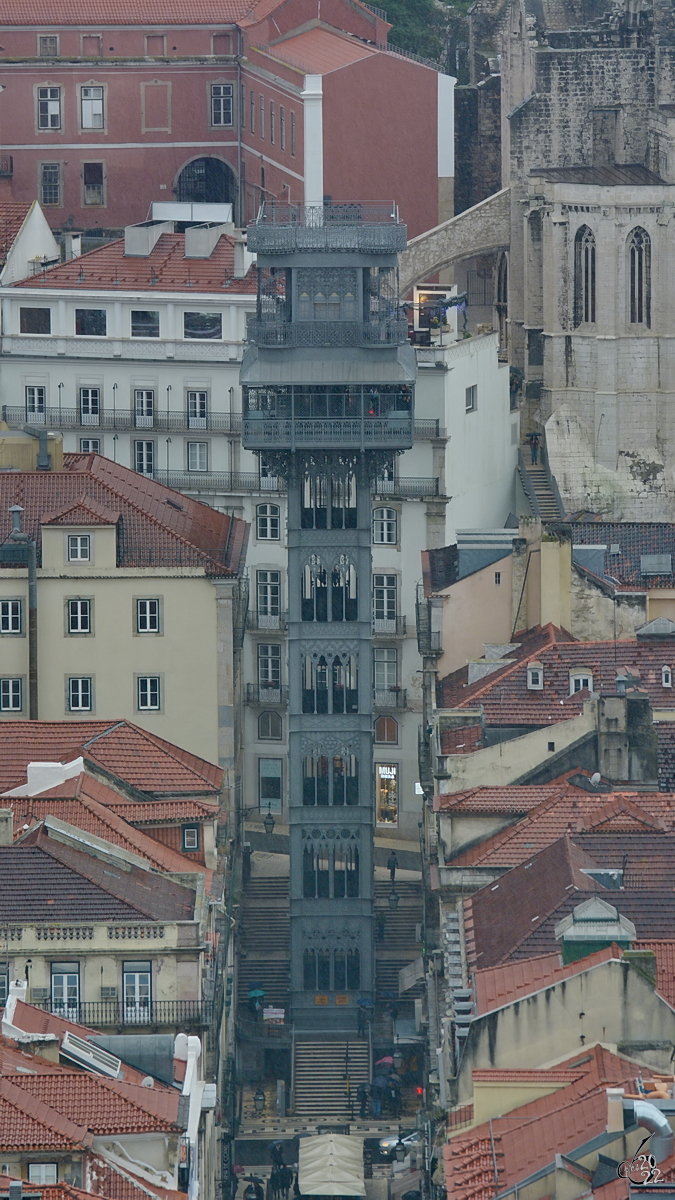 Der 1902 erbaute gusseiserne Elevador de Santa Justa verbindet den Stadtteil Baixa mit dem hher gelegenen Stadtteil Chiado. (Lissabon, Dezember 2016)