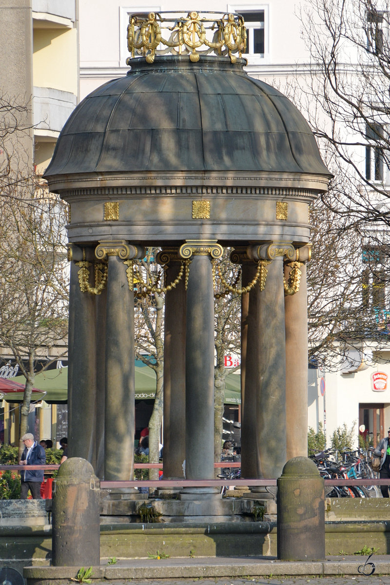 Der 1906 ventworfenen tempelartige Rundbau des Artesischen Brunnens in Dresden. (April 2017)