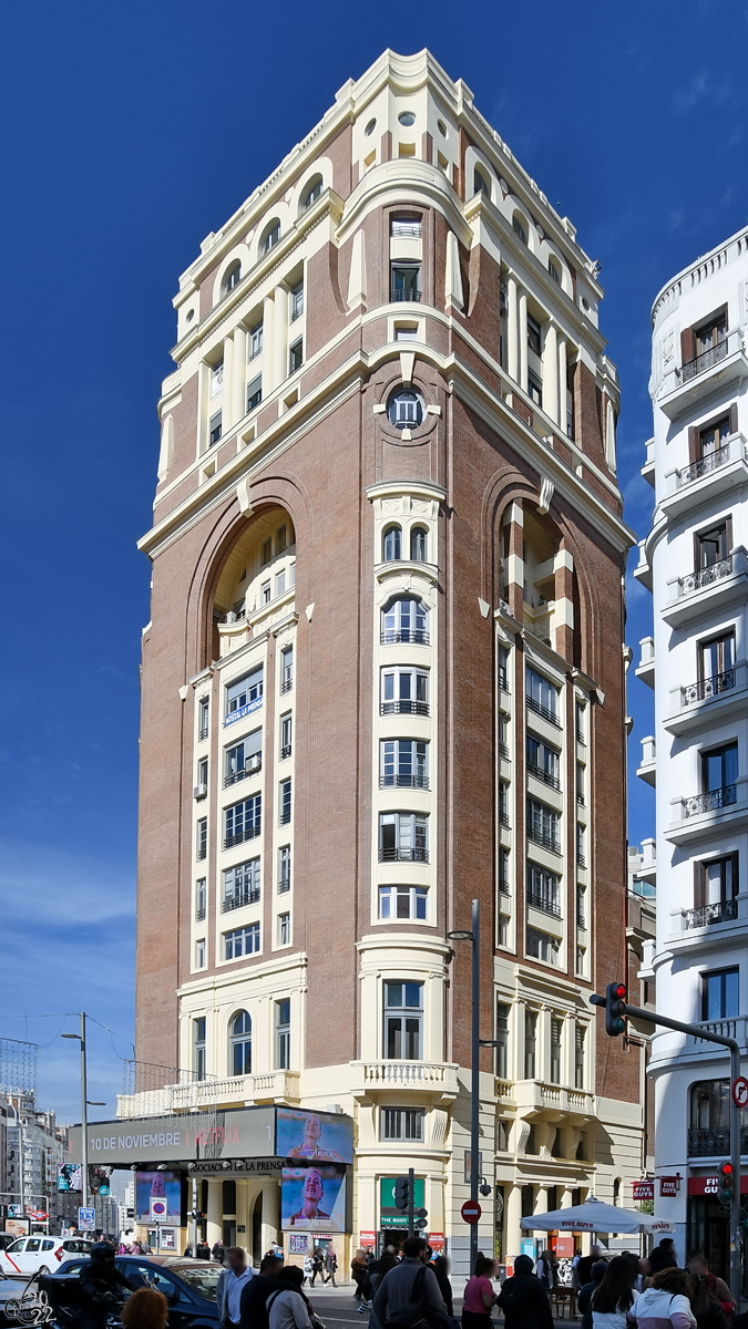 Der von 1924 bis 1928 im Stil des modernen Klassizismus erschaffene Palacio de la Prensa ist ein Hochhaus im Zentrum von Madrid. (November 2022)