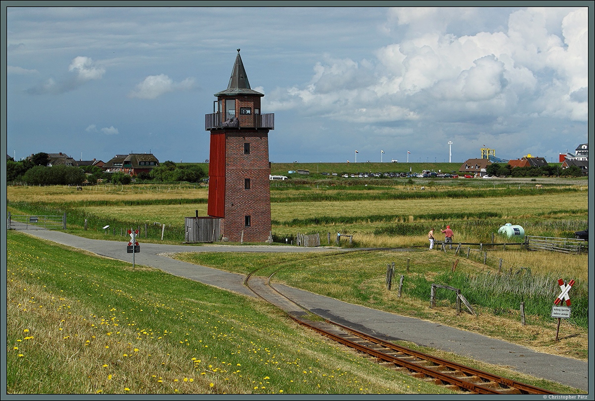 Der 1929 errichtete Leuchtturm von Dagebll war bis 1988 in Betrieb. Inzwischen wird der Turm als Minihotel genutzt. Direkt nebenan beginnt die 900mm-Lorenbahn zu den Halligen Oland und Langene. (05.08.2014)