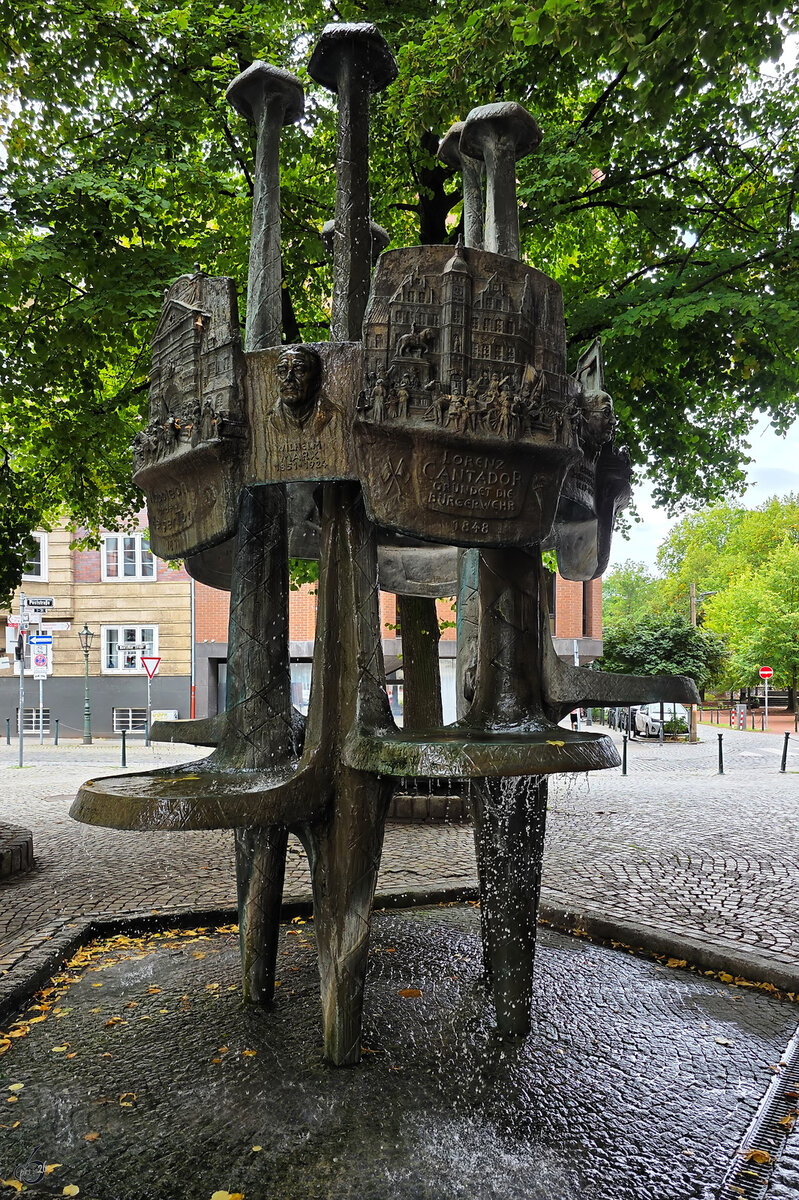 Der 1982 aufgestellte in D�sseldorf aufgestellte Heimatbrunnen, so gesehen Anfang September 2026.
