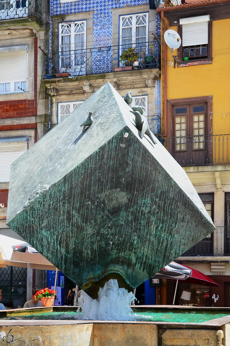 Der 1983 entstandene Fonte do Cubo ist auf dem Ribeira-Platz in Porto zu finden. (Mai 2013)