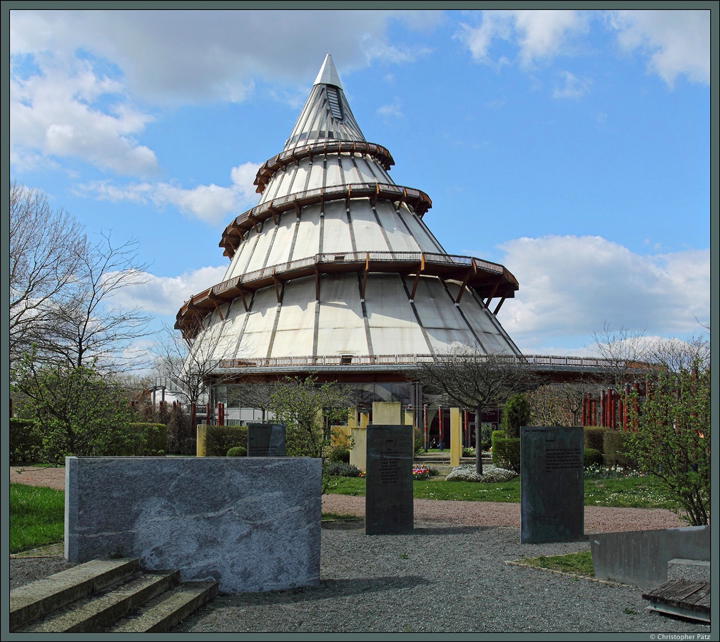 Der 1999 im Elbauenpark Magdeburg errichtete Jahrtausendturm ist mit 60 m Hhe das hchste Holzgebude Deutschlands. In dem anlsslich der Bundesgartenschau errichteten Turm befindet sich eine interaktive Ausstellung zur Wissenschafts- und Technikgeschichte. (Magdeburg, 18.04.2015)