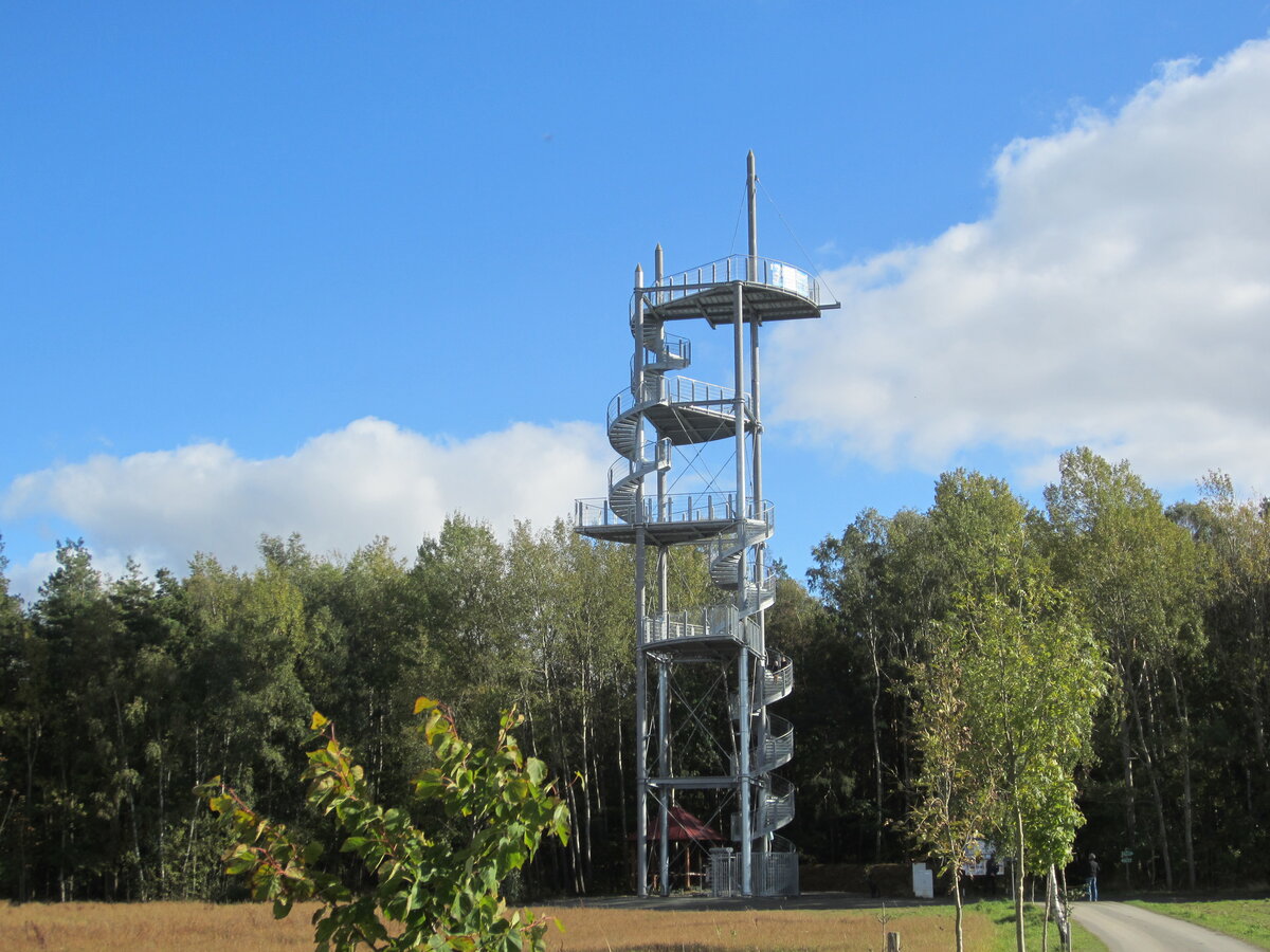 Der 30m hohe Aussichtsturm  Schne Hhe  bei Langenwolschendorf (Nhe Zeulenroda) wurde 2021 erffnet. Bild vom 16.10.2021.