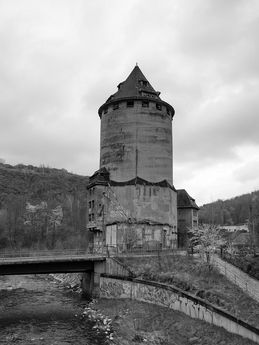 Der 30m hohe Siloturm der alten Weizenmhle in Dresden-Coschtz. (April 2018)