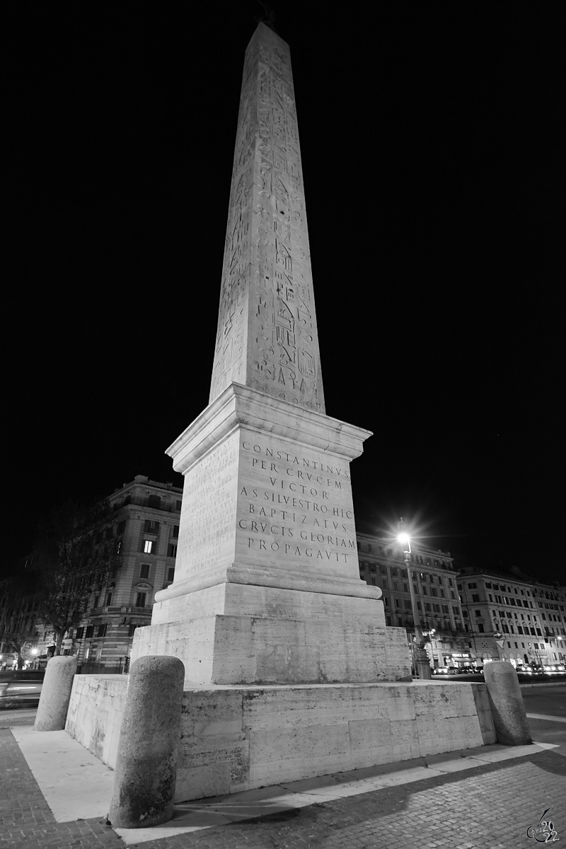 Der 32 Meter hohe und etwa 500 Tonnen schwere Lateranische Obelisk (Obelisco Lateranense) wurde ursprnglich fr den gyptischen Pharao Thutmosis III. erbaut. (Rom. Dezember 2015)