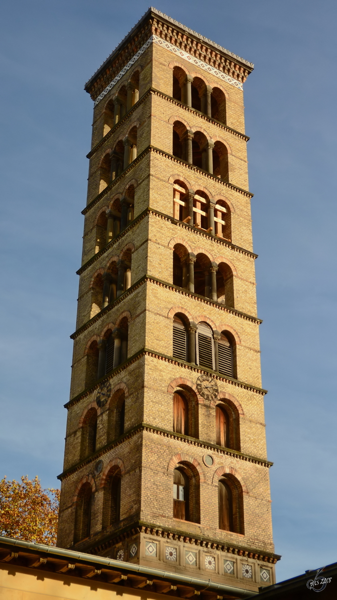 Der 42 Meter hohe freistehende Glockenturm der Friedenskirche in Potsdam. (November 2014)