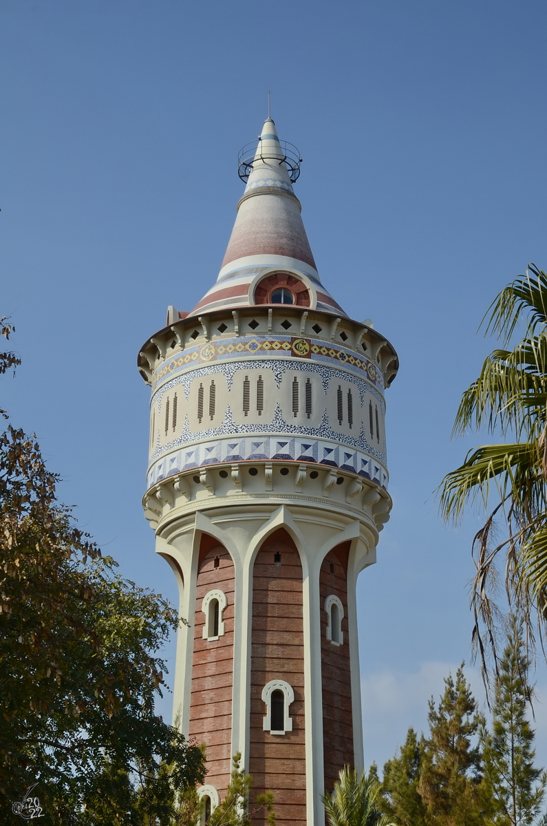 Der 45 Meter hohe Wasserturm  Torre d’aiges de la Catalana de Gas  wurde 1907 eingeweiht. 