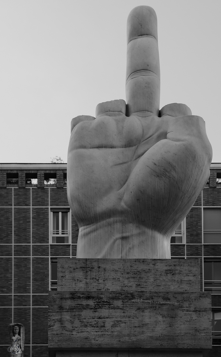 Der 4,60 Meter hohe  Stinkefinger  L.O.V.E. (libert, odio, vendetta, eternita = Freiheit, Hass, Rache, Ewigkeit) aus Carrara-Marmor steht vor der Mailnder Brse und ist als eine Provokation gegen den Kapitalismus gedacht. (April 2015) 