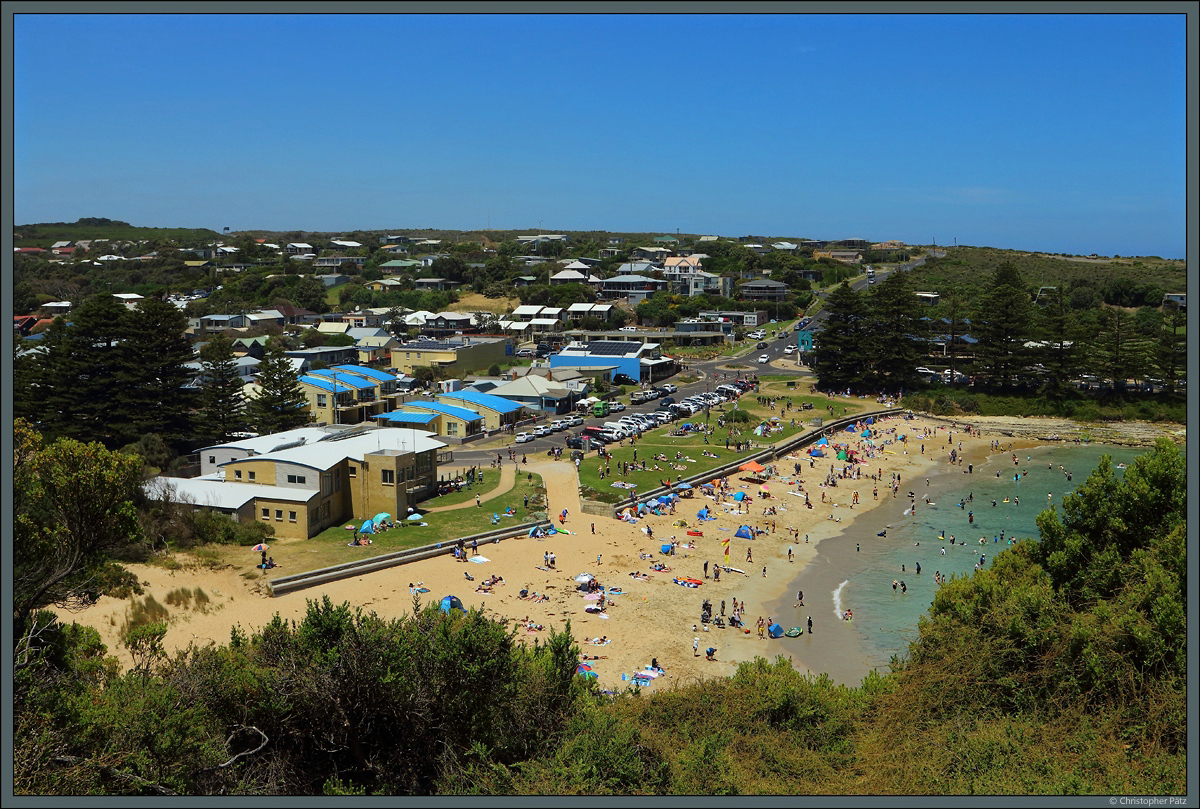 Der 600-Einwohner-Ort Port Campbell ist aufgrund der seiner Lage unweit der bekannten Kalksteinfelsen  Zwlf Apostel  ein beliebtes Touristenziel. Hier der Blick aus Nordwesten auf die Port Campbell Bay mit dem Strand. (03.01.2020)