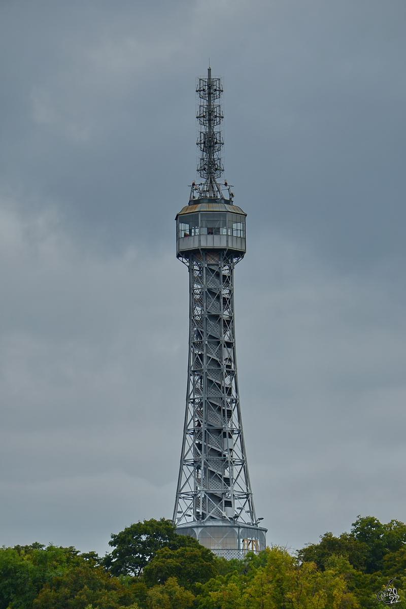 Der 63,5 Meter hohe Aussichtsturm Petřn wurde anlsslich der Industrieausstellung im Jahr 1891 als verkleinerter Nachbau des Pariser Eiffelturms erffnet. (Prag, September 2012)
