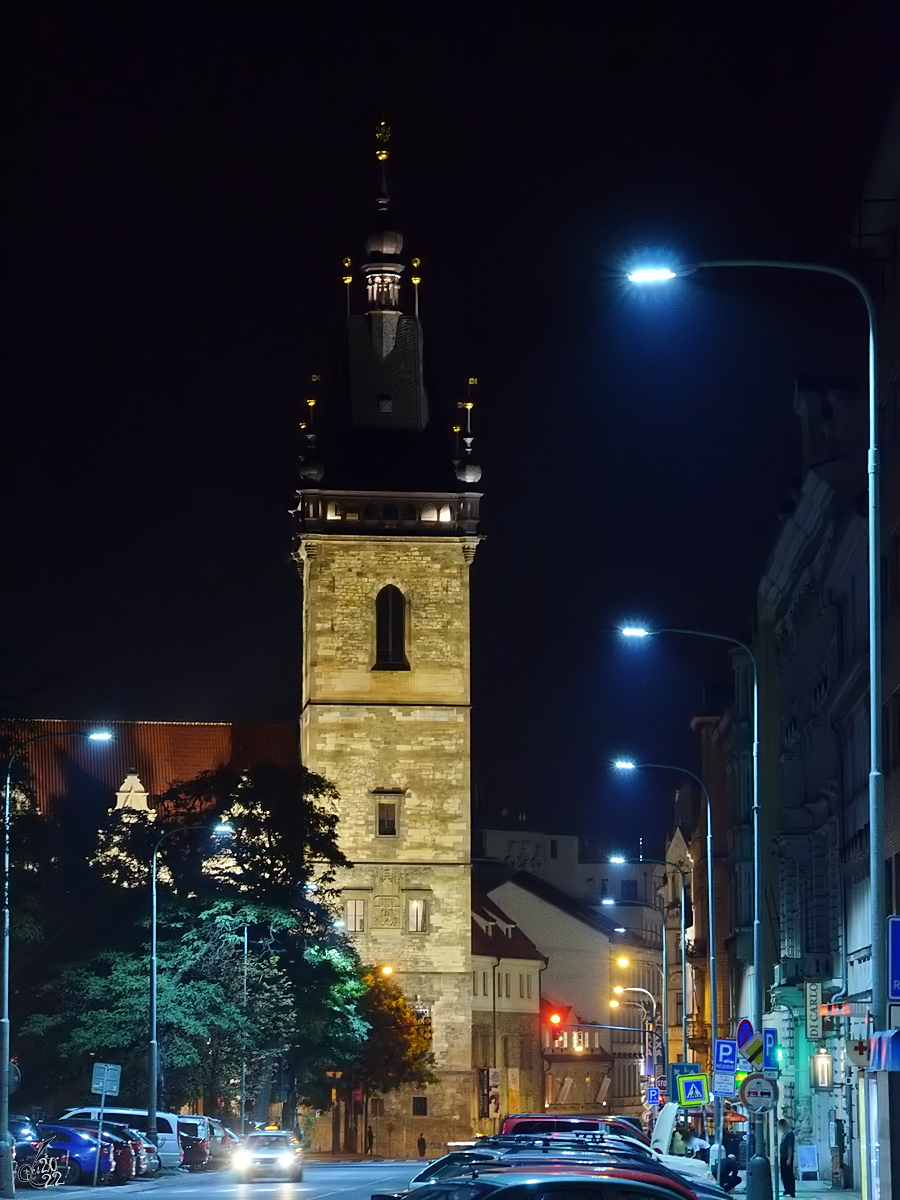 Der 70 Meter hohe Turm des im 14. Jahrhundert erbauten Neustdter Rathauses in Prag. (September 2012)