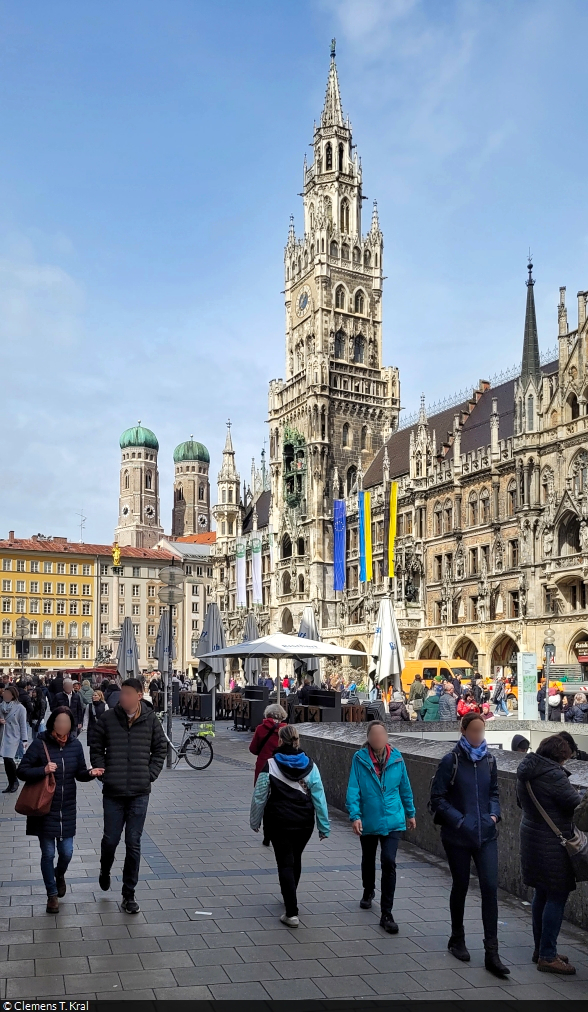 Der 85 Meter hohe Turm des Neuen Rathauses von Mnchen auf dem Marienplatz. Dahinter, auf dem Frauenplatz, schlieen sich die beiden etwa 98,5 Meter hohen Trme der Frauenkirche an.

🕓 12.4.2023 | 12:40 Uhr