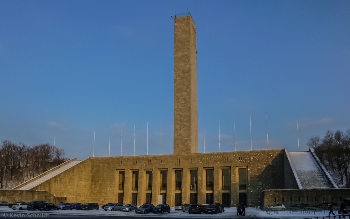 Der <a href= http://www.glockenturm.de/index.html >Glockenturm</a> am Maifeld befindet sich am westlichen Rand des Reichssportfeldes, das fr die Olympischen Spiele 1936 in Berlin angelegt wurde. Der Turm ist ein originalgetreuer Wiederaufbau aus der Zeit 1960 - 1962, nachdem der Vorgngerbau wegen mangelhafter Standfestigkeit infolge eines Brandes 1947 gesprengt werden musste. (26.01.2014)