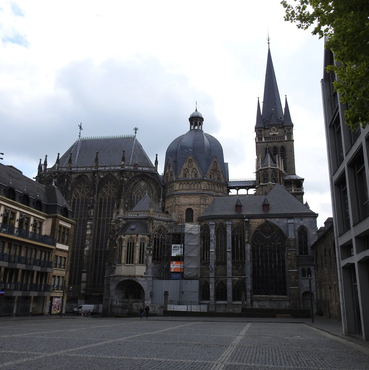 DER AACHENER DOM-NORDFASSADE
Mit dem karolingischen OKTOGON,der Pfalzkapelle Karls des Groen,in der Mitte,zeigt sich der ber 1200-jhrige DOM,
Krnungsort rmisch-deutscher Knige und bedeutender Wallfahrtsort hier am 28.4.2017....