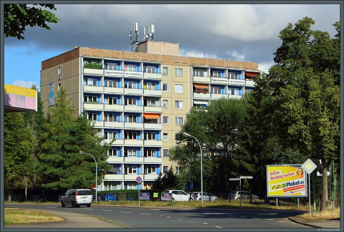 Der achtgeschossige Plattenbau des Typs MGH an der Ernst-Thlmann-Strae in Kahle prsentiert sich noch weitgehend im Originalzustand. Er wurde wahrscheinlich fr Mitarbeiter des nahegelegenen Porzellanwerkes errichtet. (06.08.2022)