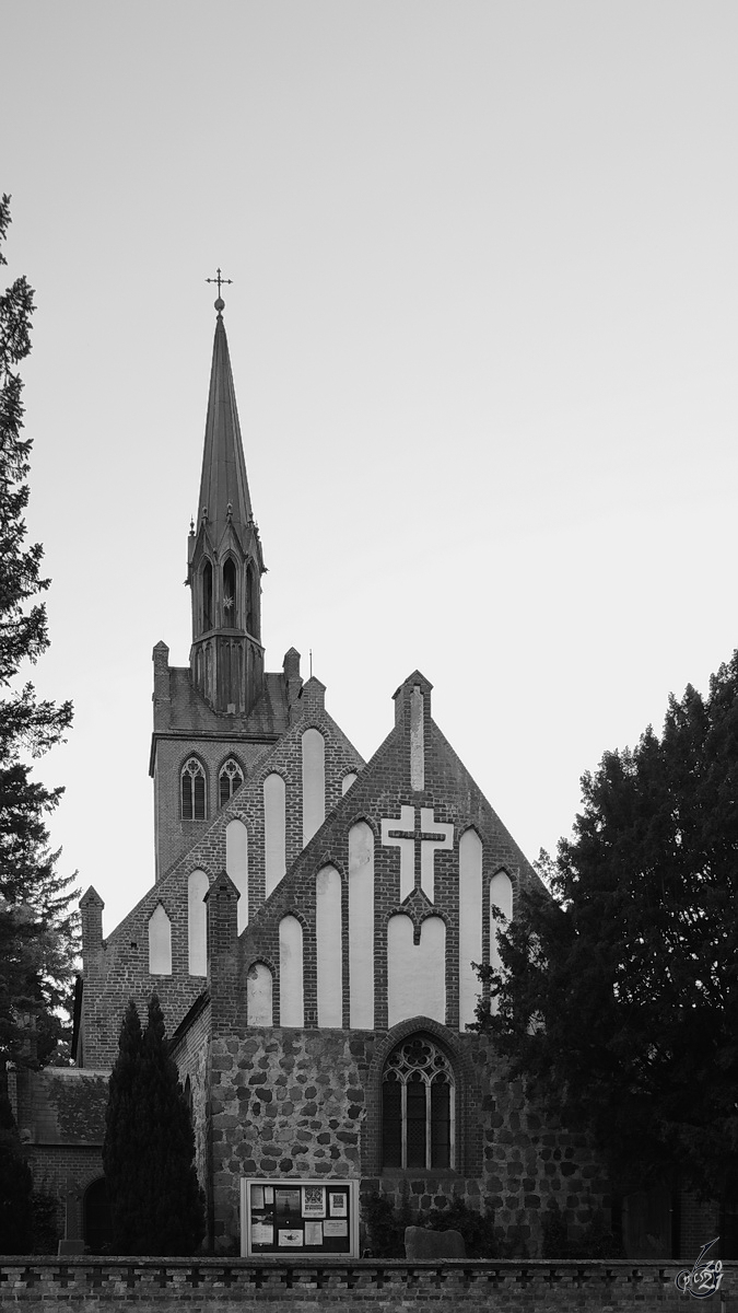 Der lteste Teil der Dorfkirche in Basedow wurde im 13. Jahrhundert aus Feldsteinen errichtet. (August 2014)