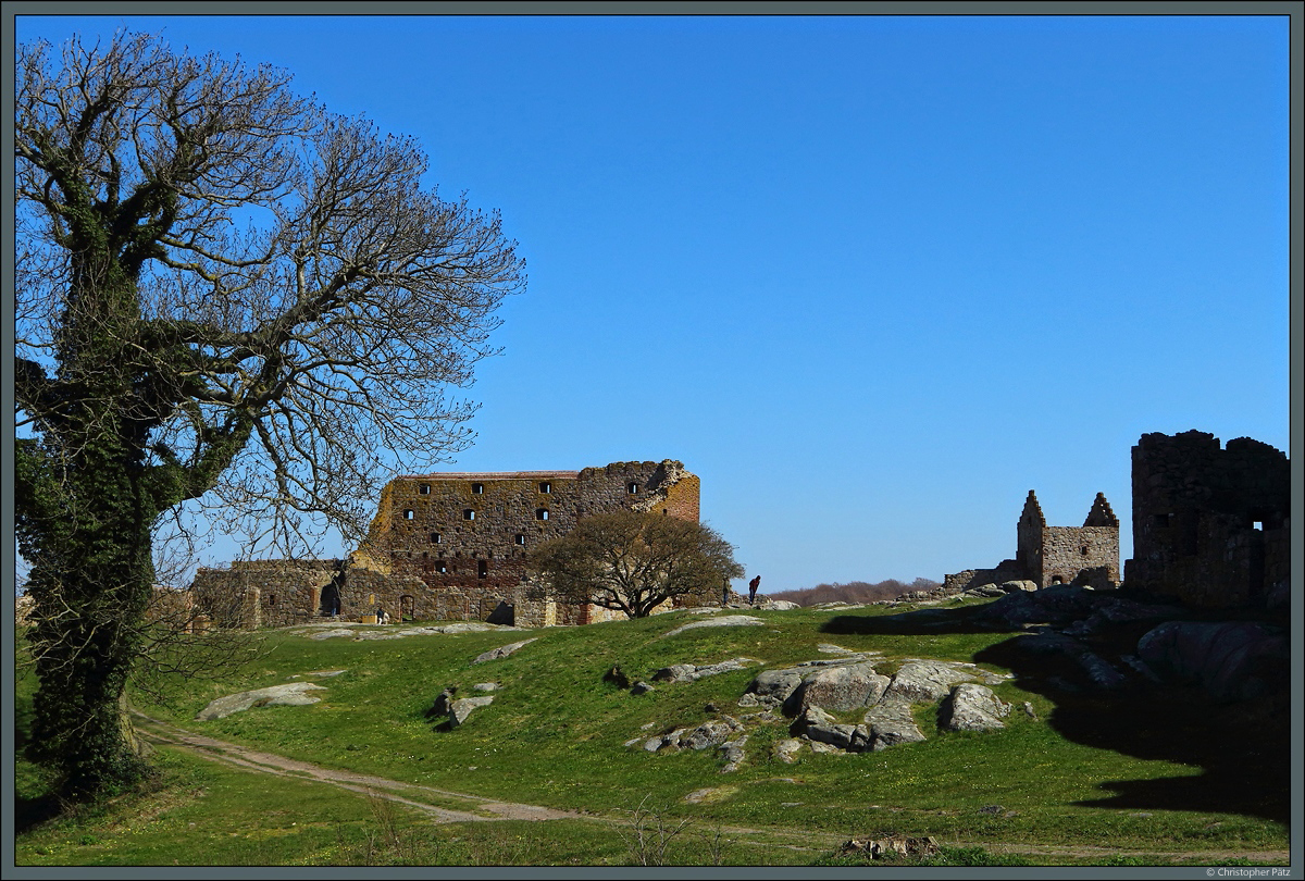 Der uere Burghof der Burgruine Hammershus mit dem Speicherhaus im Hintergrund. (bei Sandvig, 23.04.2019)