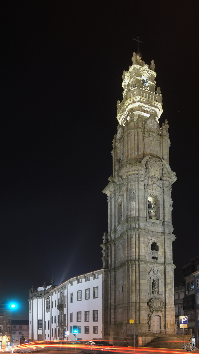 Der alles berragende Torre dos Clrigos, dem Wahrzeichen der Stadt Porto. (Januar 2017)