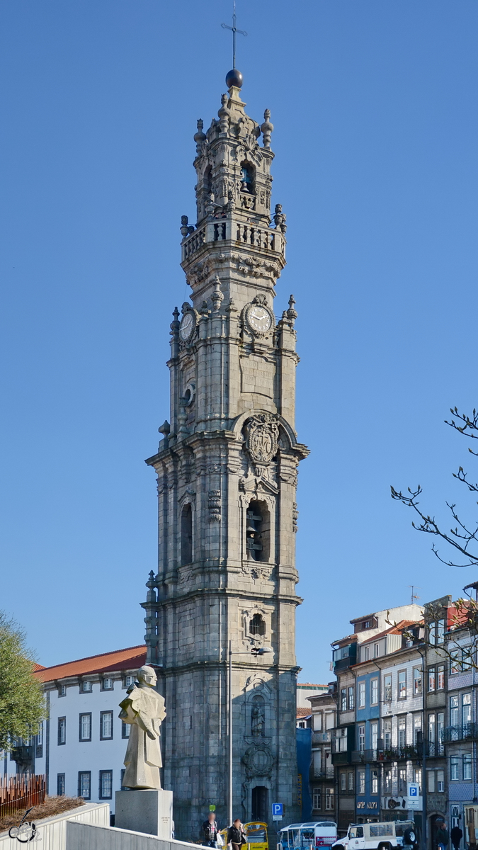 Der alles berragende Torre dos Clrigos ist das Wahrzeichen der Stadt Porto. (Januar 2017)