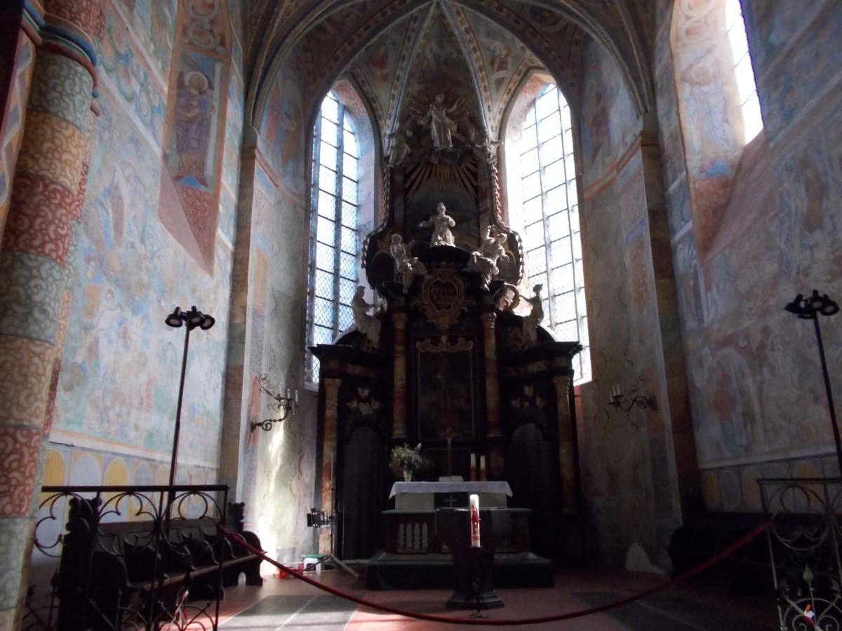 Der Altarbereich in der St.Marienkirche in Bergen/Rgen am 13.August 2014.