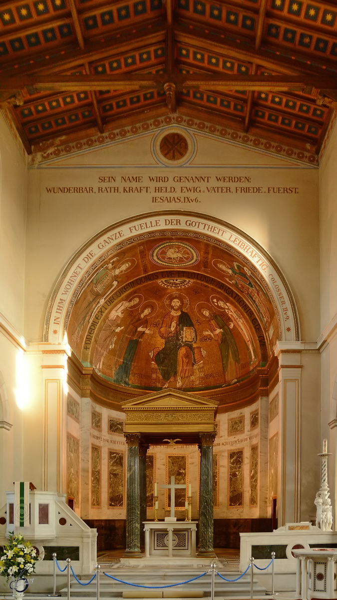 Der Altarraum mit dem italienisch-byzantinischen Apsismosaik aus dem 13. Jahrhundert in der Friedenskirche. (Potsdam,November 2014)