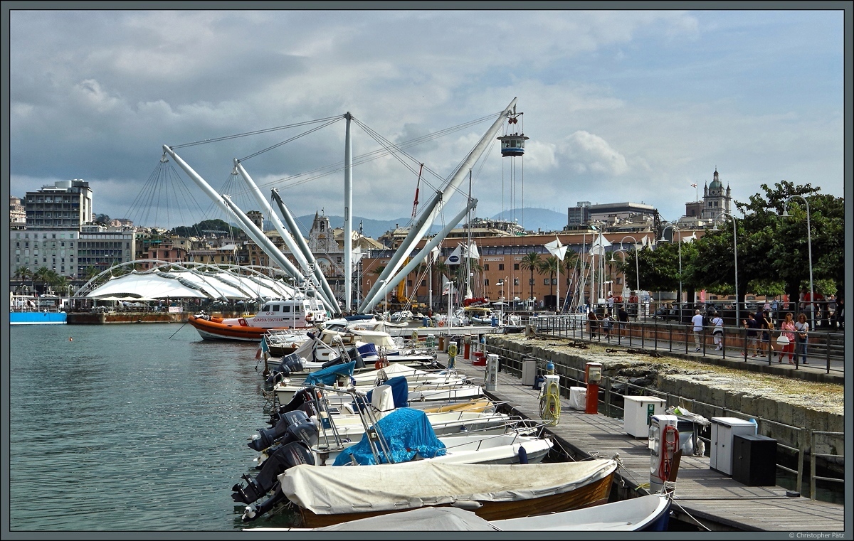 Der alte Hafen Porto Antico grenzt direkt an die Altstadt von Genua und dient kleineren Booten und Ausflugsschiffen als Ankerplatz. Der 1992 im Rahmen der EXPO errichtete Panorama-Aufzug Bigo soll mit seiner Form an das Ladegeschirr eines Frachtschiffes erinnern. (22.09.2018)