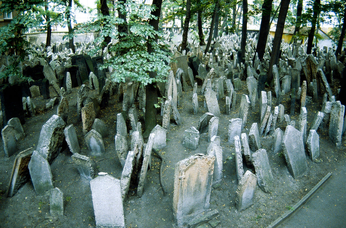 Der Alte Jüdische Friedhof in Prag im ehemals jüdischen Viertel Josefov der Prager Altstadt. Bild vom Dia. Aufnahme: Juli 1990.