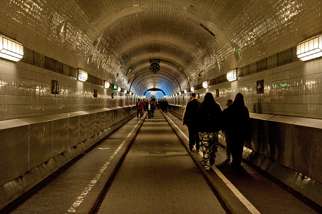 Der alte schmale Elbtunnel, am Wochenende fest in der Hand von Radlern und Fugngern - 14.07.2013