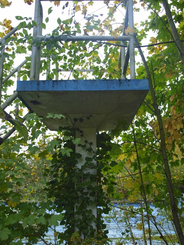 Der Alte Sprungturm des Freibad in Lbbecke
Das Alte Freibad in Lbbecke wurde vor gut 25 Geschlossen , die Aufnahme Entstand nur weil die Stadt Lbbecke einen Tag der offenen Tr an diesen Tag fr das Alte Freibad gemacht hat. Ansonsten ist das Gelnde Geschlossen fr die ffentlichkeit .
Aufnahme vom 18.Aug.2015 