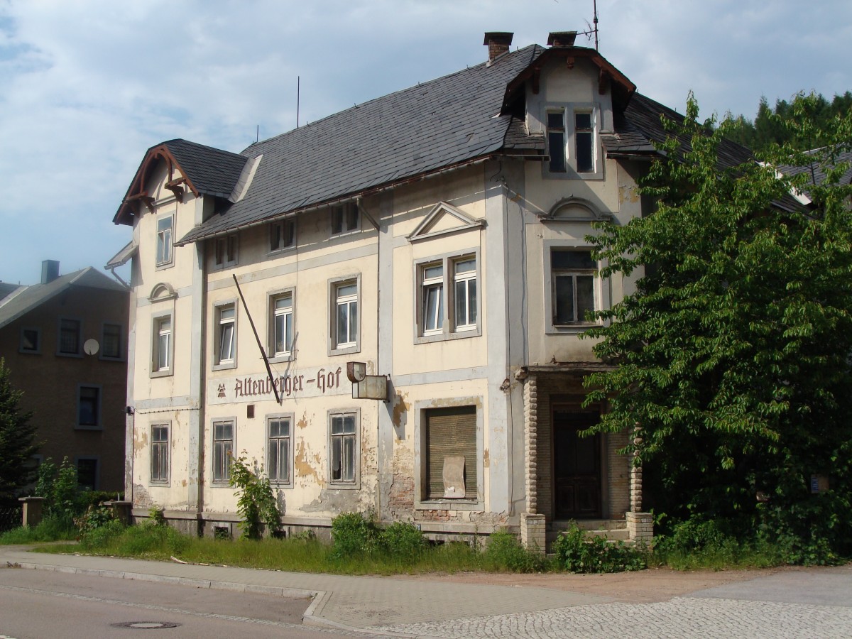 Der  Altenberger Hof  in Schmiedeberg hat sicher auch schon bessere Tage erlebt. (04.06.2011)