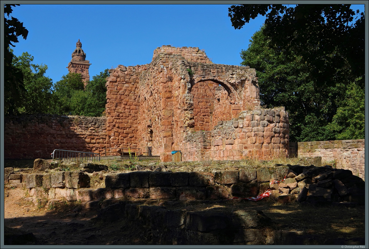 Der am besten erhaltene Teil der Unterburg auf der Reichsburg Kyffhausen ist die ehemalige Kapelle. Im Hintergrund ist das Kyffhuserdenkmal zu sehen. (Kyffhuser, 28.08.2022)