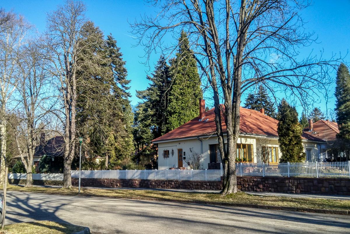 Der amerikanischer Traum aus der Zwischenkriegzeit in Osteuropa. Idillische Strassenstimmung im MAORT Gebiet in Nagykanizsa. Foto: Januar 2019.