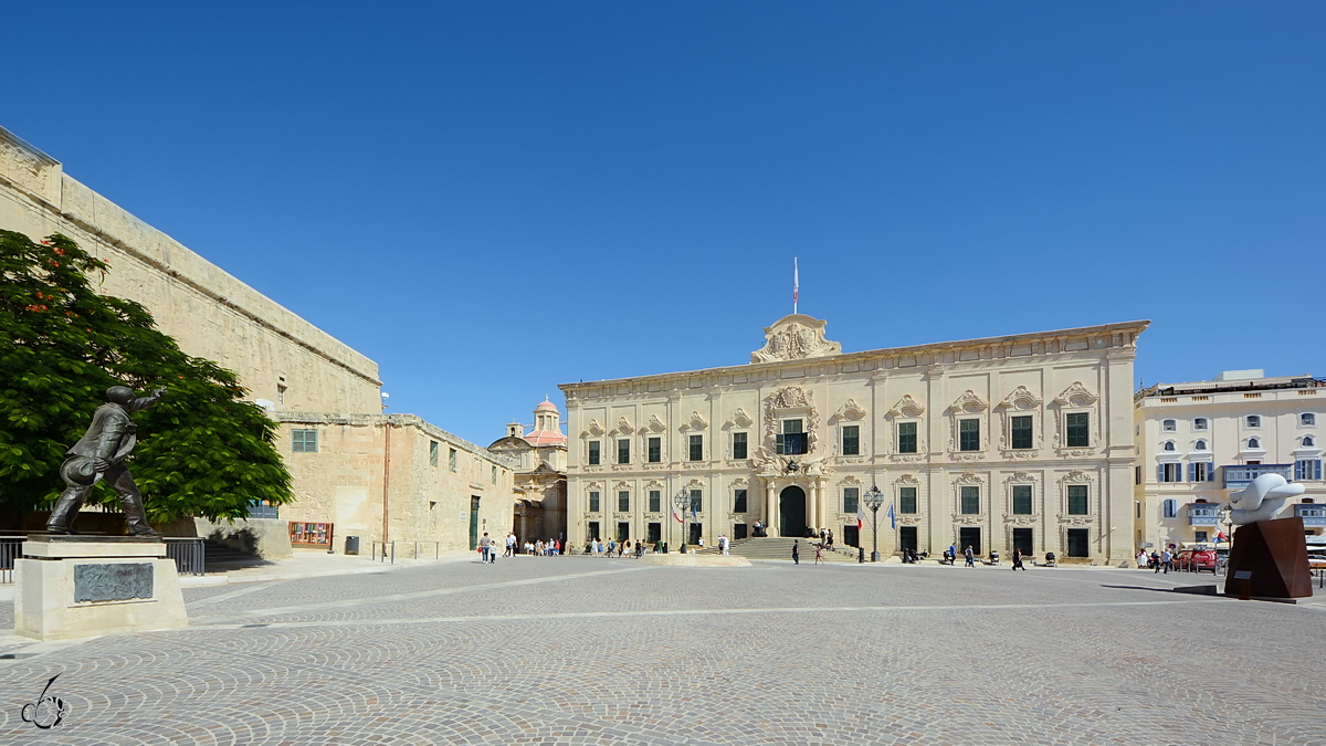 Der Amtssitz des Premierministers von Malta wurde ursprnglich als barocke Herberge von Kastilien (Il-Berġa ta' Kastilja) erbaut. (Valletta, Oktober 2017) 