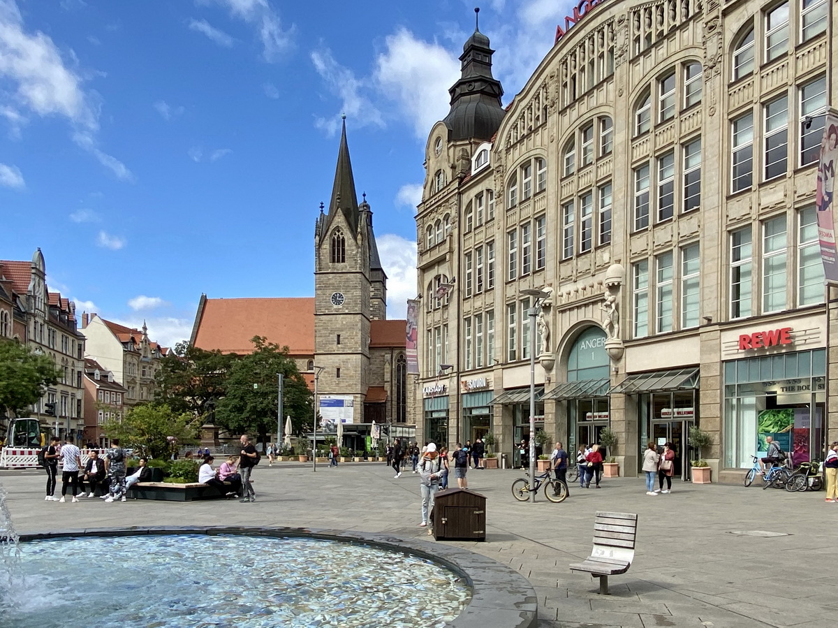 Der Anger ist der zentrale Platz der thringischen Landeshauptstadt Erfurt. Er befindet sich im Sdosten der Altstadt, zwischen Dom und Hauptbahnhof, gesehen am 26. August 2020