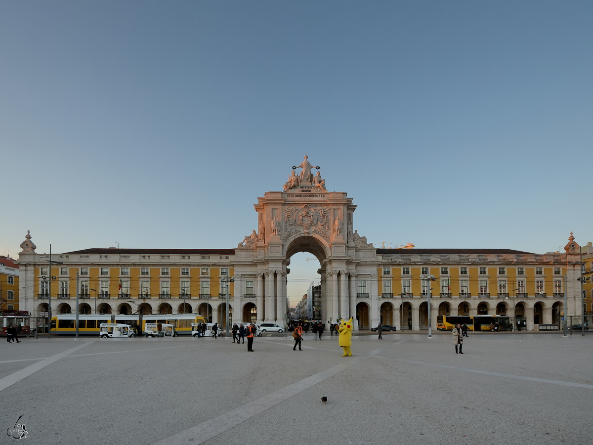 Der Arco da Rua Augusta befindet sich an der Nordseite der Praa do Comrcio. (Lissabon, Januar 2017)
